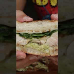 Try this chicken and avocado hummus sandwich 🥪